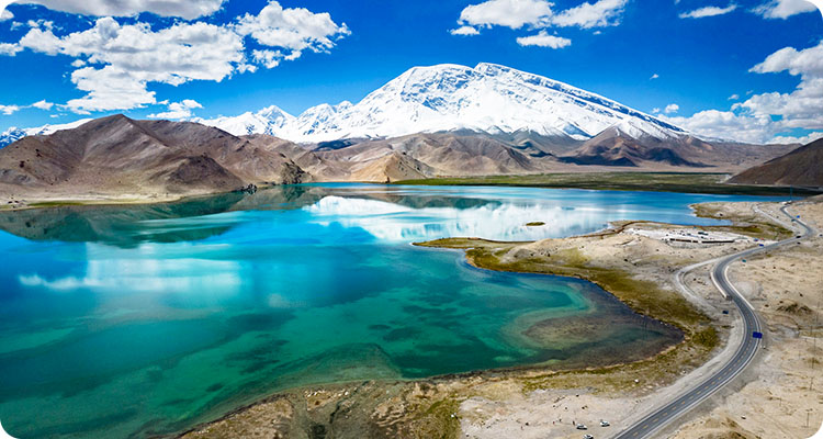 750X400-2023-摄图网_501773876_banner_航拍5A新疆帕米尔旅游景区喀拉库勒湖与慕士塔格峰（企